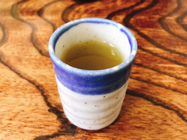 番茶が入った湯のみ