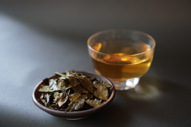 家族団らんでお茶を飲む様子