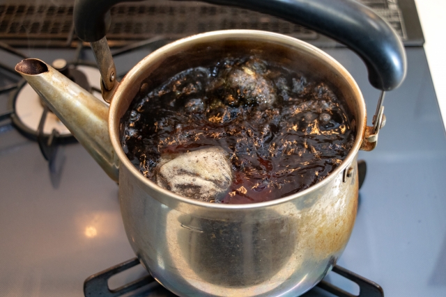 やかんで麦茶を沸かしているところ