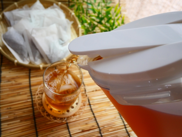 ポットで麦茶を注いでいるところ